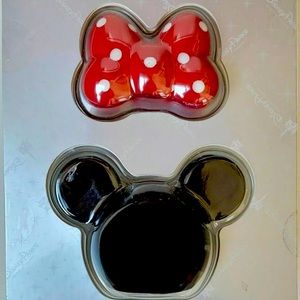 Disney Minnie Salt & Pepper Shaker Set New